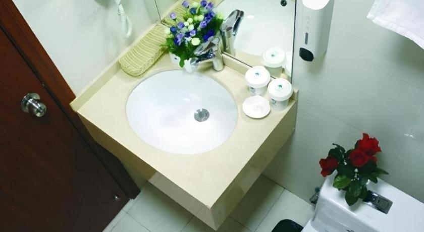 Hotel Greentree Minhang Zhuanqiao Subway Station East Zhuanxing Road Shell