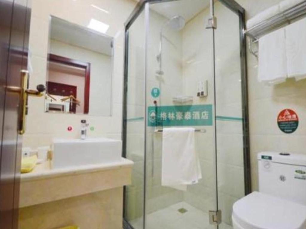 Greentree Minhang Zhuanqiao Subway Station East Zhuanxing Road Shell Hotel